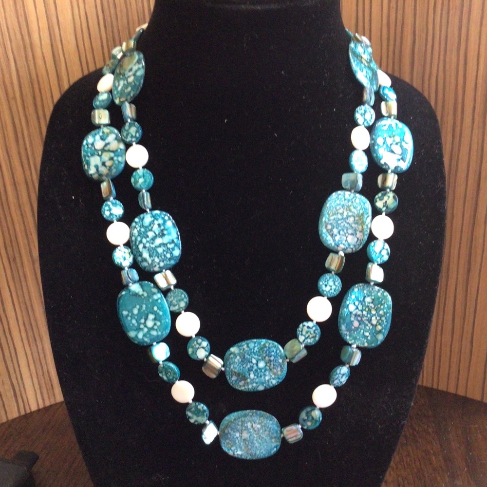 Beautiful glass beaded necklace. Really is a striking necklace.